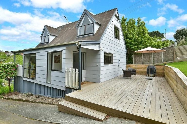 Photo of property in 10 Elliston Crescent, Stanmore Bay, Whangaparaoa, 0932