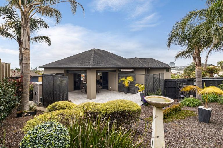 Photo of property in 2 Ashburn Close, Orewa, 0931
