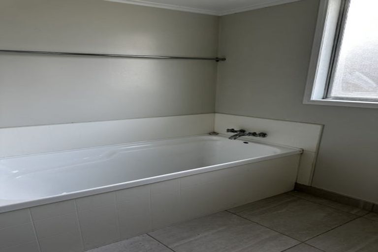 Photo of property in 12 Halberg Street, Papakura, 2110