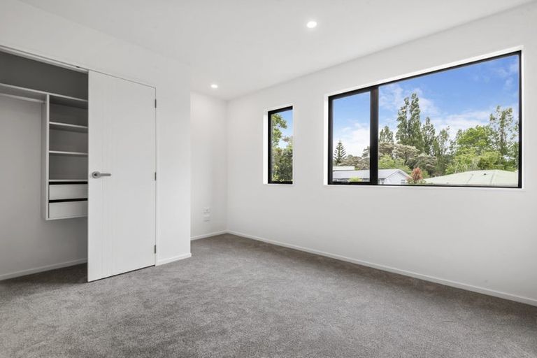 Photo of property in 8/94 Godley Road, Green Bay, Auckland, 0604