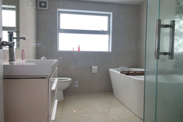 Photo of property in 17 Limmer Place, Browns Bay, Auckland, 0632