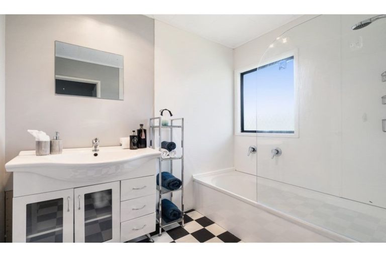 Photo of property in 12 Landsdale Place, Massey, Auckland, 0614