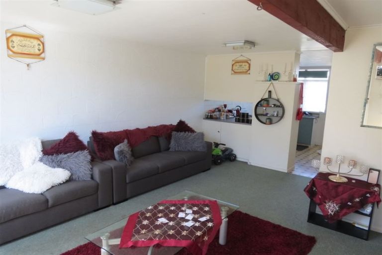 Photo of property in 25b Warrington Grove, Newlands, Wellington, 6037