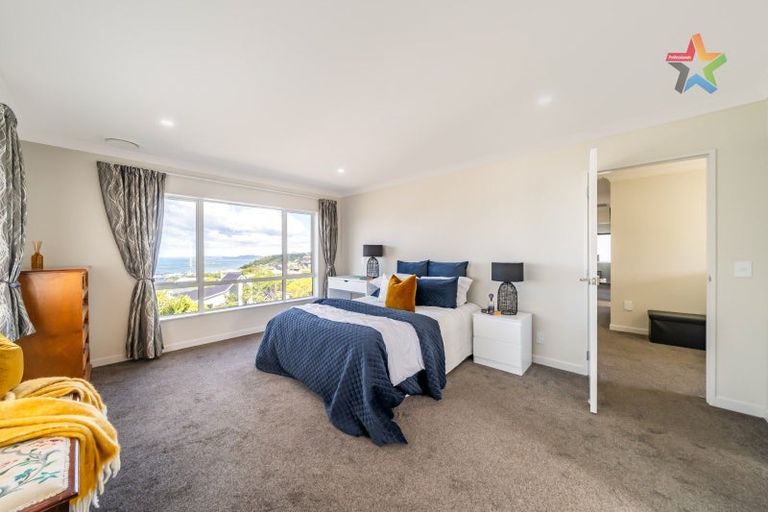 Photo of property in 2 Poto Road, Normandale, Lower Hutt, 5010