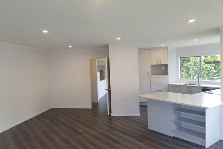 Photo of property in 60 Lagoon Way, West Harbour, Auckland, 0618