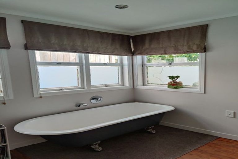 Photo of property in 2/11 Seaview Avenue, Northcote, Auckland, 0627