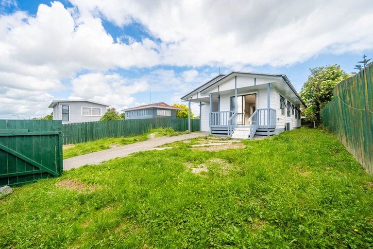 Photo of property in 2/15 Secretariat Place, Randwick Park, Auckland, 2105
