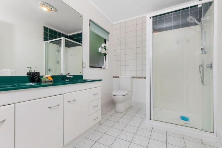 Photo of property in 19 Pannill Place, Oteha, Auckland, 0632