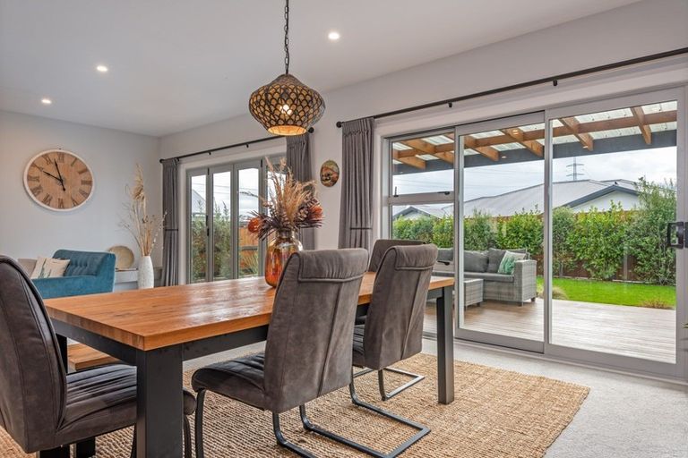Photo of property in 8 Mediterranean Grove, Fitzherbert, Palmerston North, 4410