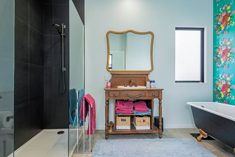 Photo of property in 858d Rangiotu Road, Rangiotu, Palmerston North, 4477