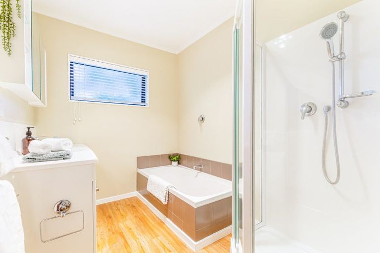 Photo of property in 17 Outlook Road, Greenhithe, Auckland, 0632