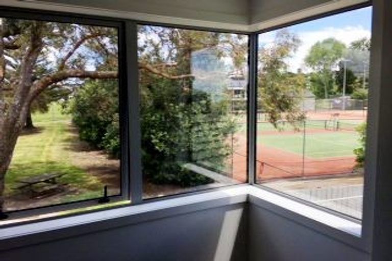 Photo of property in 5k The Esplanade, Eastern Beach, Auckland, 2012