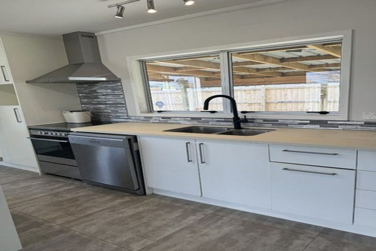 Photo of property in 21 West Harbour Drive, West Harbour, Auckland, 0618