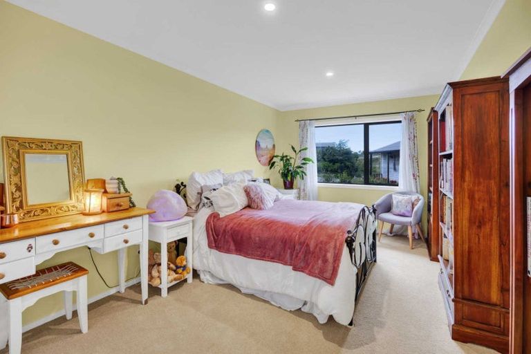 Photo of property in 2 Te Ara Karoiroa Road, Hurford, New Plymouth, 4374