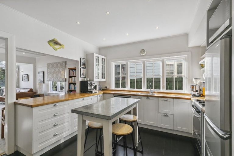 Photo of property in 39 Fairview Crescent, Kelburn, Wellington, 6012