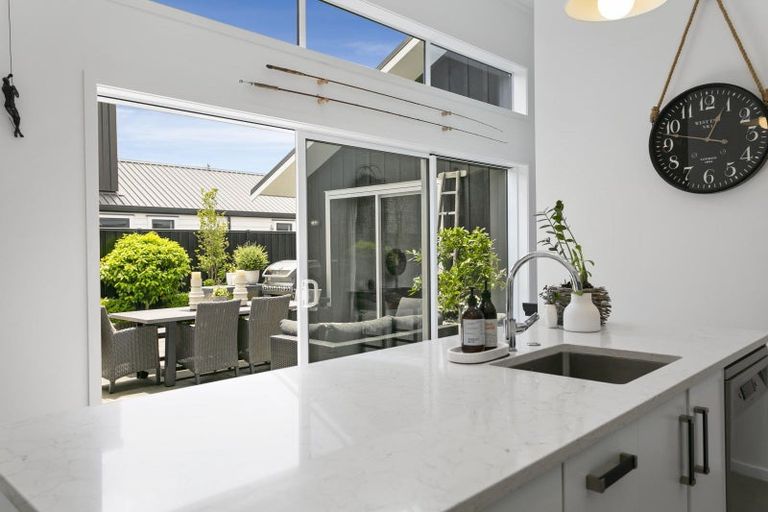 Photo of property in 16 Pukenamu Road, Rainbow Point, Taupo, 3330
