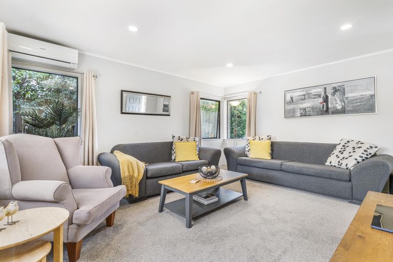 Photo of property in 15 Pinewood Grove, Botany Downs, Auckland, 2010