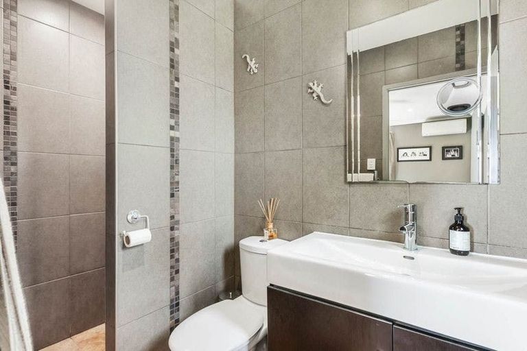 Photo of property in 121 Carlisle Road, Northcross, Auckland, 0632