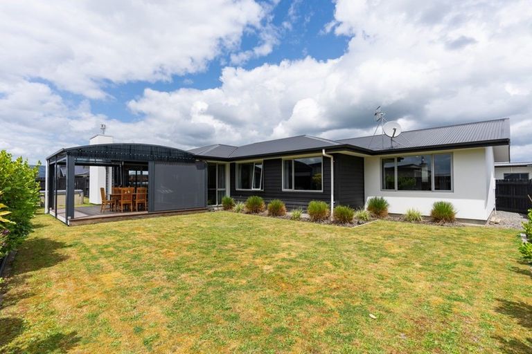 Photo of property in 101 Johnstone Drive, Fitzherbert, Palmerston North, 4410