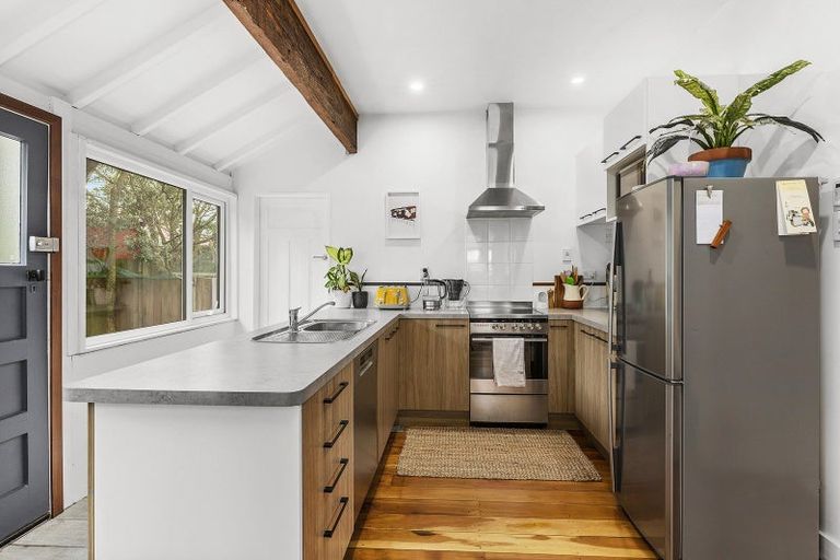 Photo of property in 3 Apu Crescent, Lyall Bay, Wellington, 6022