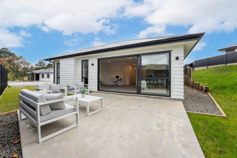 Photo of property in 3 Nikau Lane, Timberlea, Upper Hutt, 5018