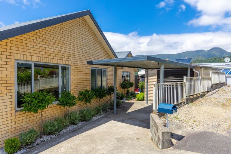 Photo of property in 10 Harbour View Heights, Picton, 7220
