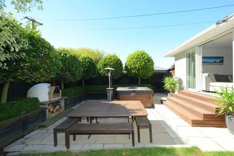 Photo of property in 35 Pinehurst Crescent, Russley, Christchurch, 8042