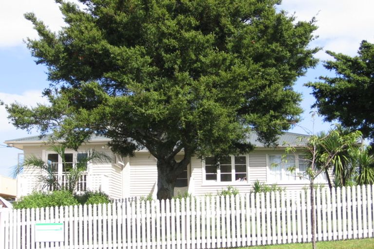 Photo of property in 27 Pupuke Road, Birkenhead, Auckland, 0627