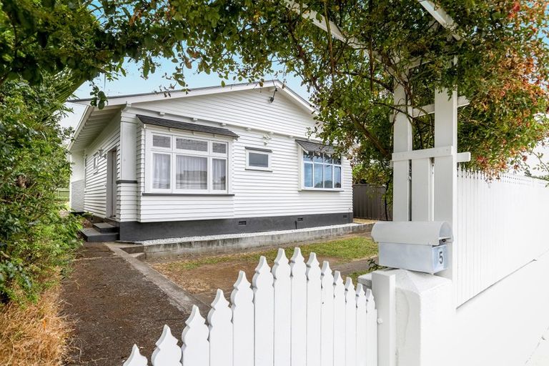 Photo of property in 5 Huatoki Street, Vogeltown, New Plymouth, 4310