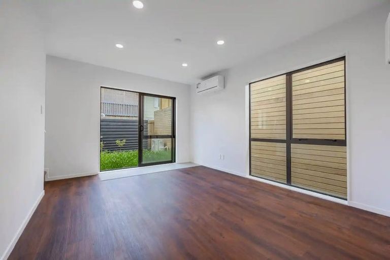 Photo of property in 44b Cyclarama Crescent, Massey, Auckland, 0614