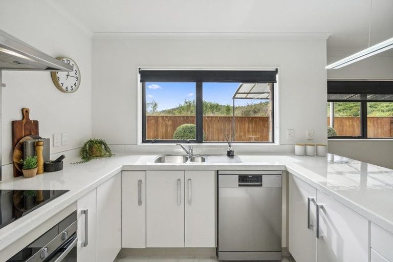 Photo of property in 41 King Charles Drive, Kingsley Heights, Upper Hutt, 5018