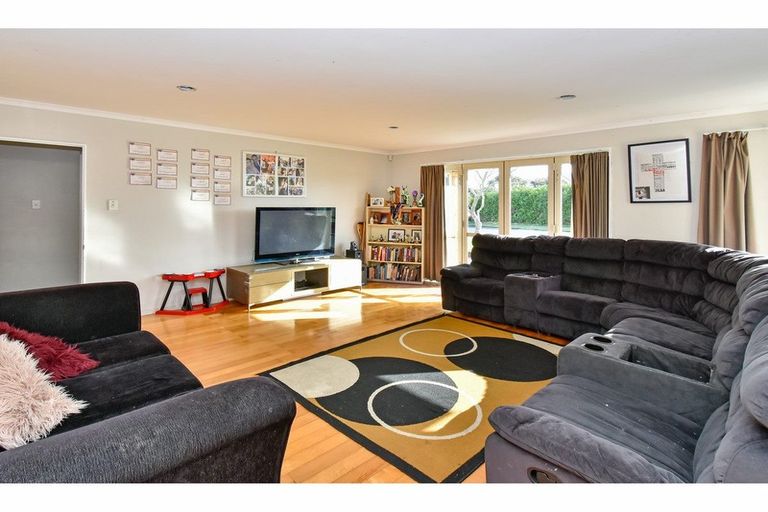 Photo of property in 14 Nicholas Gibbons Drive, Clendon Park, Auckland, 2103
