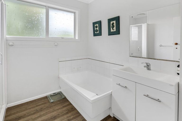 Photo of property in 2/3 Pohutukawa Avenue, Shelly Park, Auckland, 2014