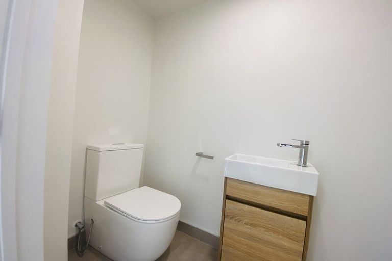 Photo of property in 1/20 Peach Road, Glenfield, Auckland, 0629