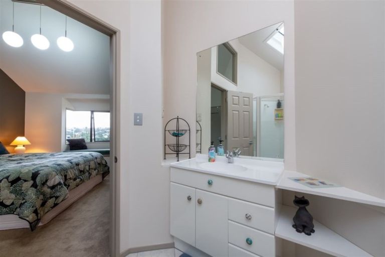 Photo of property in 1/909 Beach Road, Waiake, Auckland, 0630