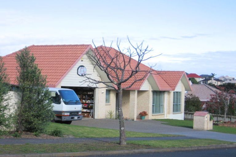 Photo of property in 6 Artesia Close, Shamrock Park, Auckland, 2016