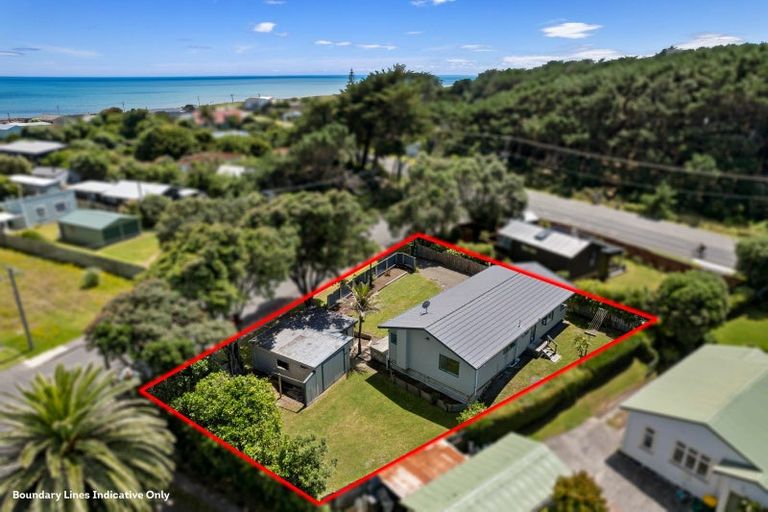 Photo of property in 4 The Avenue, Otaki Beach, Otaki, 5512