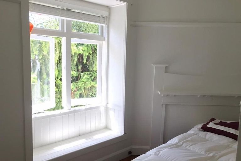 Photo of property in 12 William Bond Street, Stanley Point, Auckland, 0624