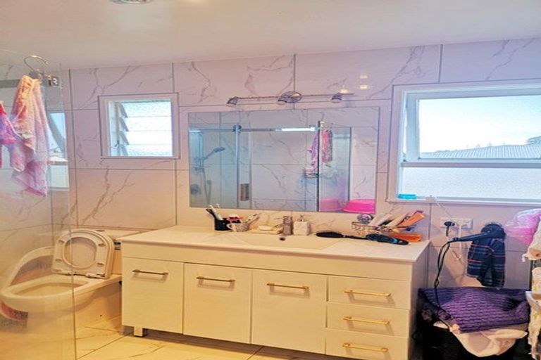 Photo of property in 70 Glendene Avenue, Glendene, Auckland, 0602