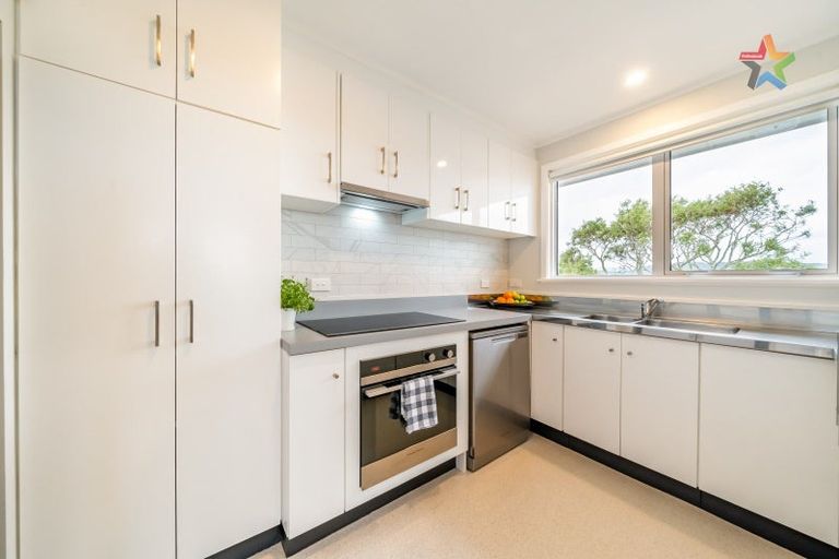 Photo of property in 4/30 London Road, Korokoro, Lower Hutt, 5012