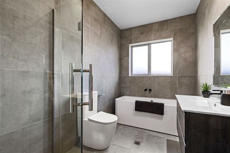 Photo of property in 20 Gilbransen Road, Kumeu, 0810