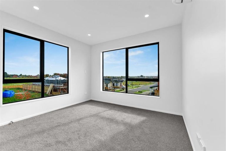 Photo of property in 16 Waimarie Drive, Karaka, 2578