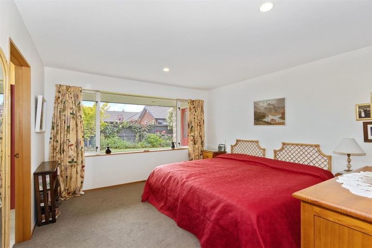 Photo of property in 33 Farnswood Place, Redwood, Christchurch, 8051