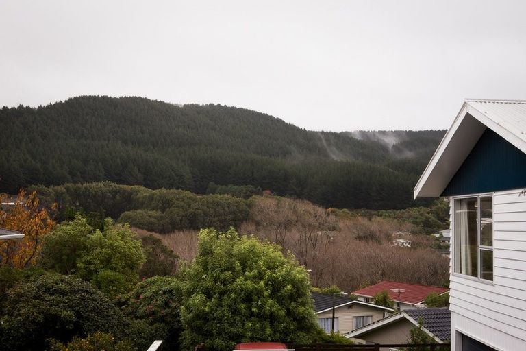 Photo of property in 110 Taylor Terrace, Tawa, Wellington, 5028