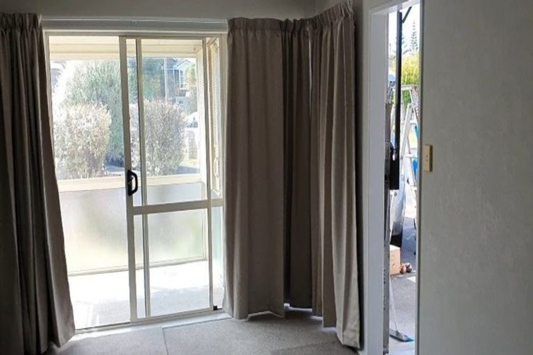 Photo of property in 1/2 Doment Crescent, Orewa, 0931