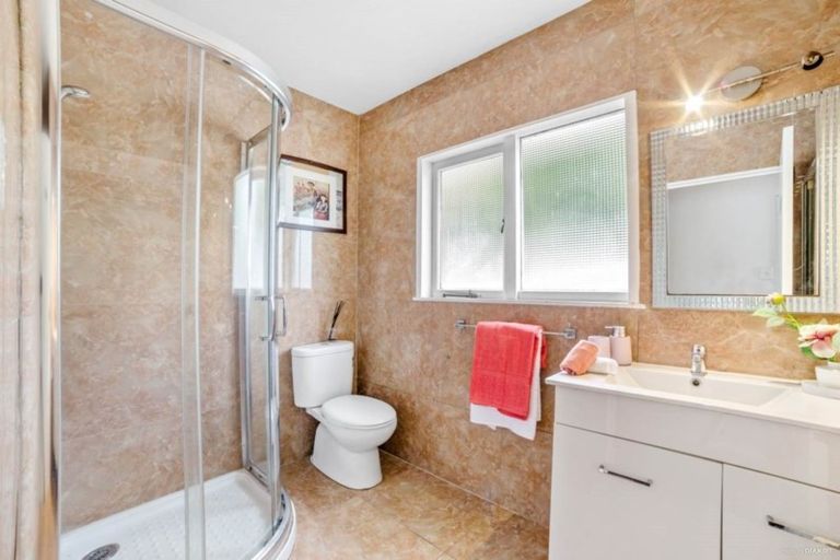 Photo of property in 1/523 Glenfield Road, Glenfield, Auckland, 0629