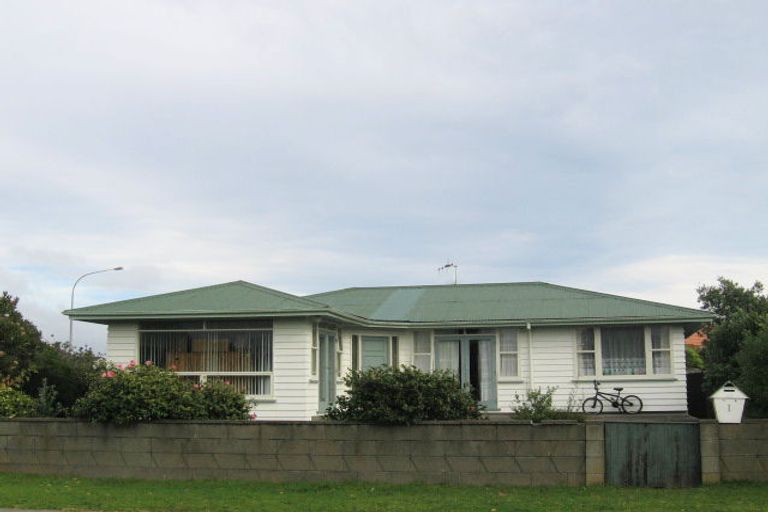 Photo of property in 1 Watson Drive, Paraparaumu Beach, Paraparaumu, 5032