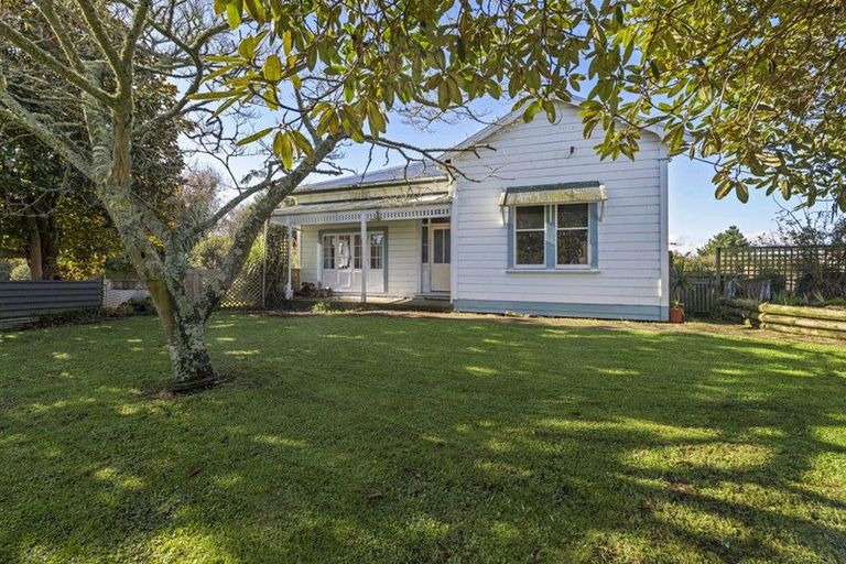 Photo of property in 16 Castle Street, Eltham, 4322