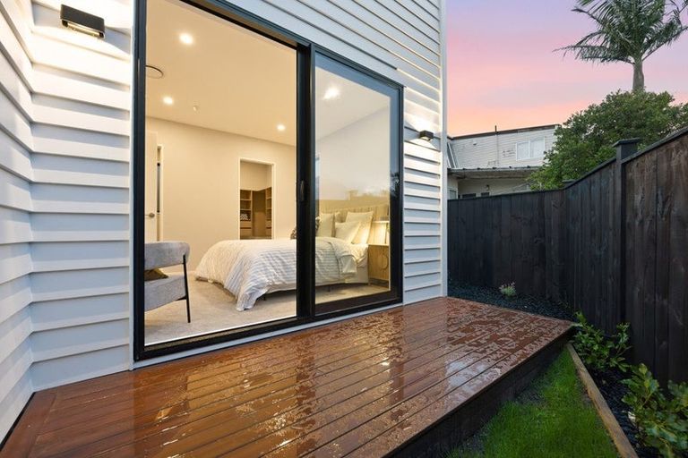 Photo of property in 8c Catalina Crescent, Forrest Hill, Auckland, 0620