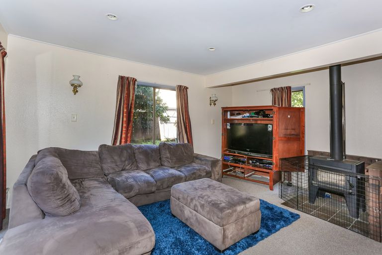 Photo of property in 2/31 Challen Close, Conifer Grove, Takanini, 2112
